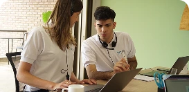 chicos estudiando